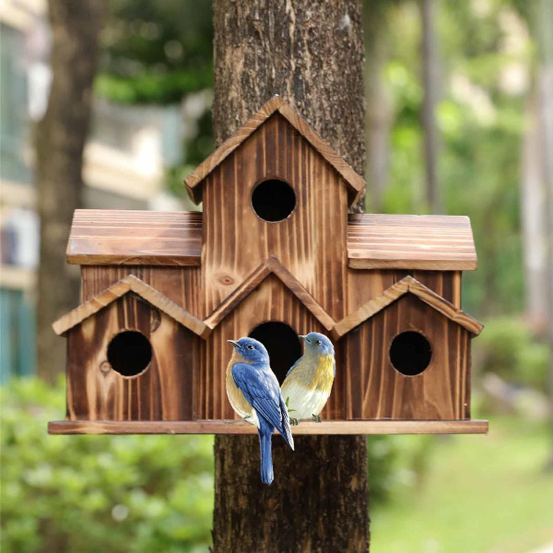 Holz-Vogelhaus mit zwei Vögeln, rustikales Design, hängend an Baum im Garten.