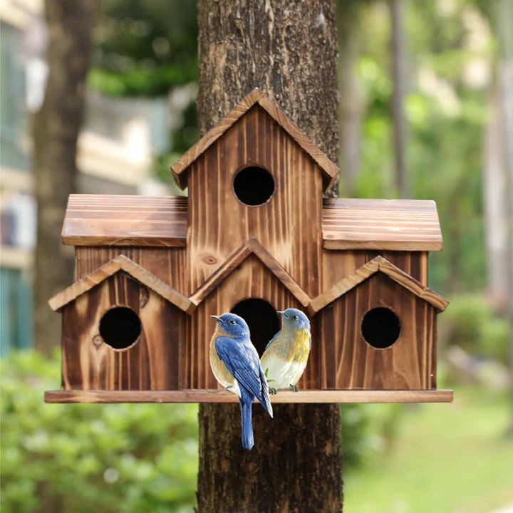 Holz-Vogelhaus mit zwei Vögeln, rustikales Design, hängend an Baum im Garten.