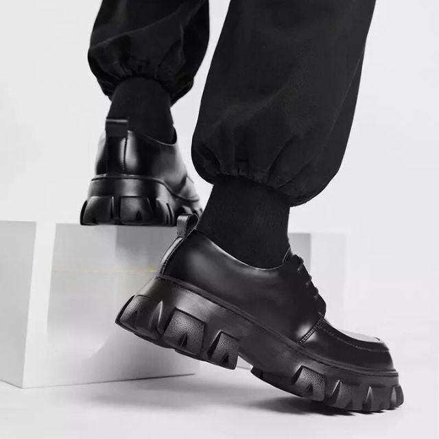Schwarze Chunky-Sneaker aus Leder, moderne Herrenschuhe, robuste Sohle, Streetwear-Mode.