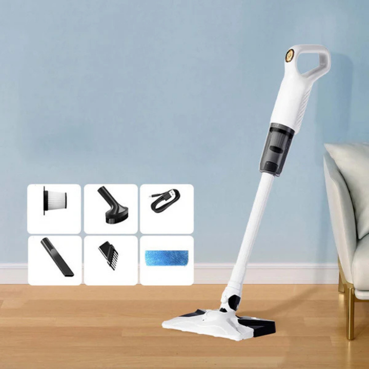 Stojící bílý vysavač na dřevěné podlaze a vedle něj ikony příslušenství: filtr, kartáče, štěrbinová hubice, nabíjecí kabel a modrý mopový návlek. 5