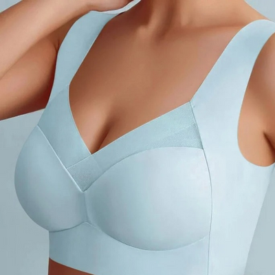 Světle modrá bezešvá podprsenka s širokými ramínky a pruhem ve výstřihu, nasazená na modelce, detail střihu. 18