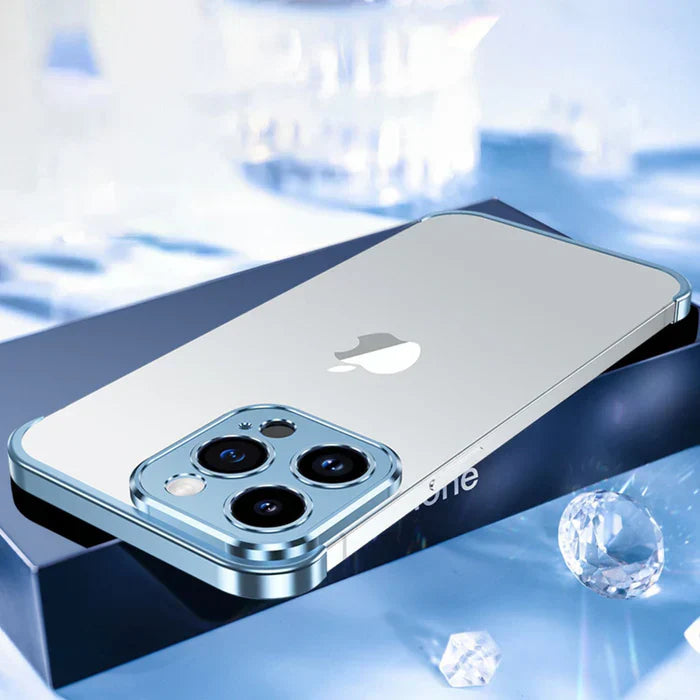 Silbernes Smartphone mit blauem Rand auf schwarzer Box, modernes Design, hochwertige Kamera.