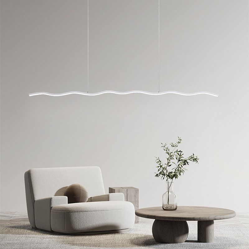 Moderne LED-Hängelampe, wellenförmig, weiß, über minimalistischem Wohnzimmer mit Sessel und Tisch.