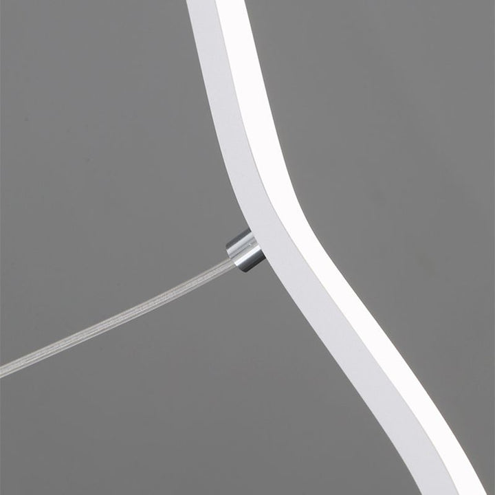 Moderne LED-Pendelleuchte, weiß, geschwungenes Design, energiesparend, Innenbeleuchtung.