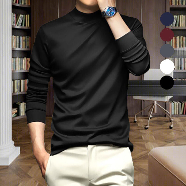 Schwarzer Herrenpullover, Langarm, Rollkragen, elegant, vor Bücherregal, modisch, stilvoll.