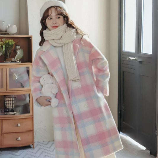 Mädchen im karierten Mantel mit Teddy, Wintermode, pastellfarben, Schal, Mütze, Innenraum.