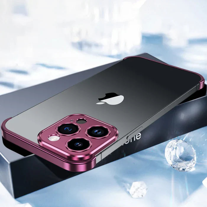Smartphone mit glänzendem Gehäuse, lila Rahmen, auf schwarzer Box, moderne Technologie.
