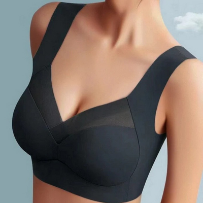 Černá bezešvá podprsenka se síťovanou vsadkou ve výstřihu a širokými ramínky, nasazená na modelce. 16