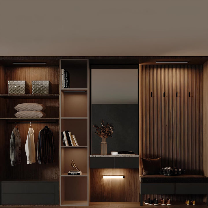 Moderne Garderobe mit Holzregalen, Kleiderhaken, Spiegel und Beleuchtung, stilvolles Interieur.
