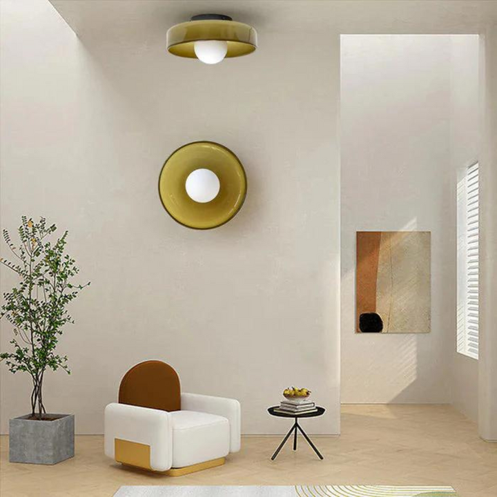 Moderne Wohnzimmerbeleuchtung, goldene Deckenleuchte, minimalistisches Design, Innenarchitektur.