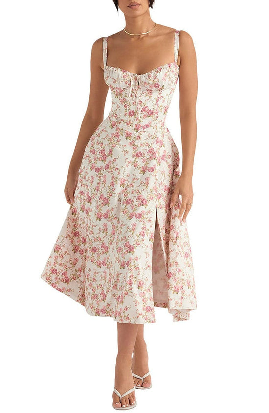 Frau in weißem, geblümtem Sommerkleid mit Spaghettiträgern und Schlitz, elegante Mode.