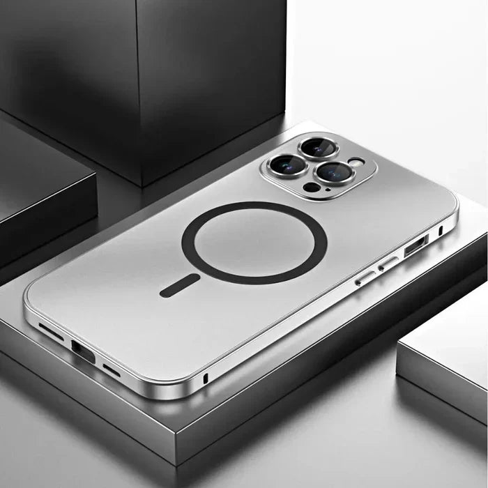 Silbernes iPhone mit MagSafe-Hülle, dreifache Kamera, modernes Design, auf Metalloberfläche.