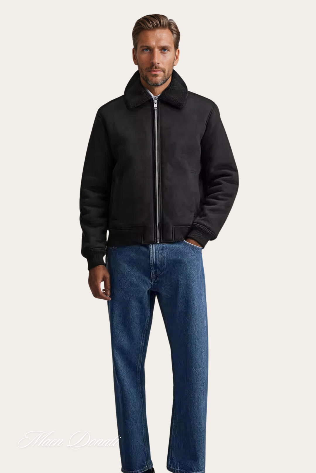 Schwarze Herrenjacke mit Reißverschluss, Stehkragen, kombiniert mit blauer Jeans.