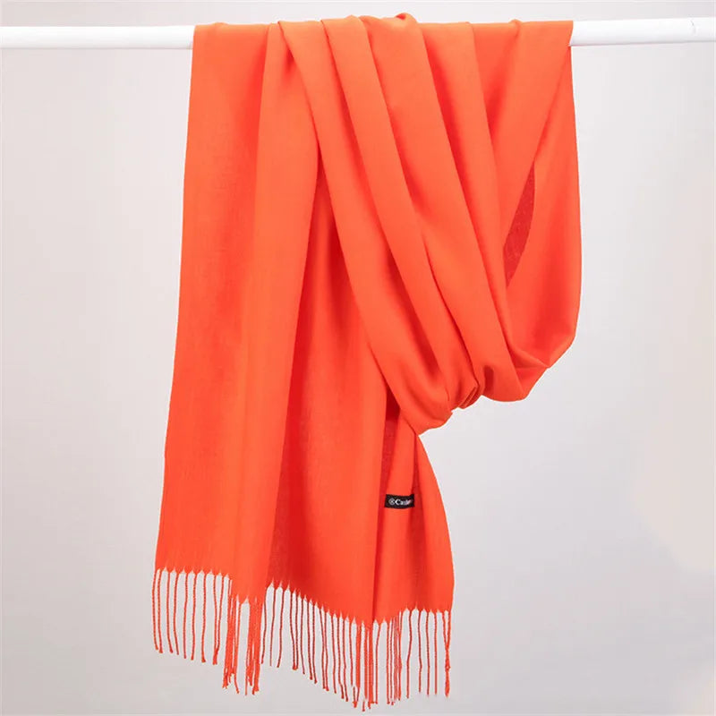 Orangefarbener Schal aus Kaschmir, weich, elegant, mit Fransen, ideal für Herbstmode.