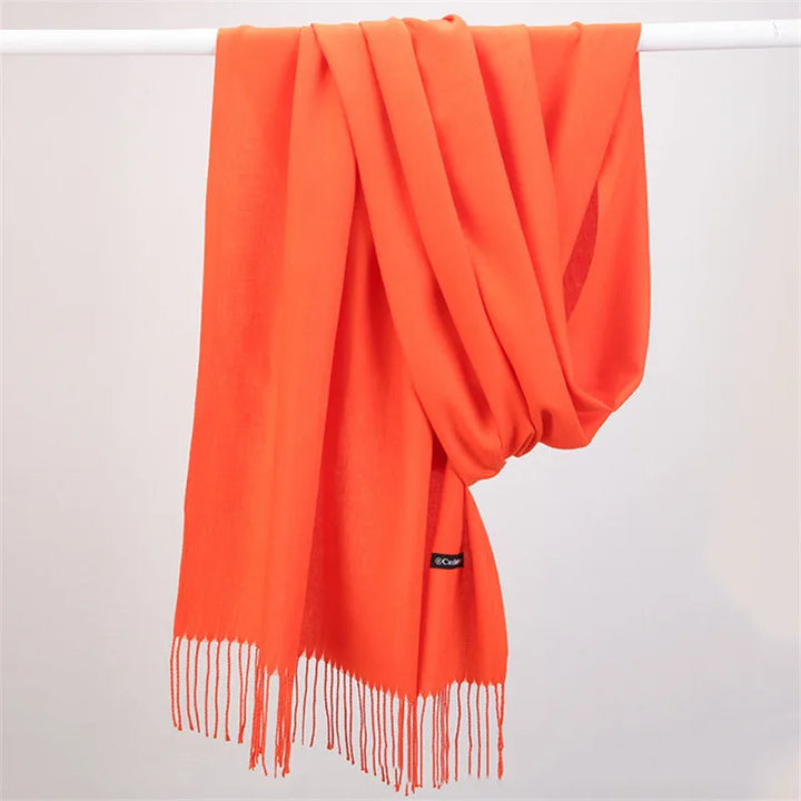 Orangefarbener Schal aus Kaschmir, weich, elegant, mit Fransen, ideal für Herbstmode.