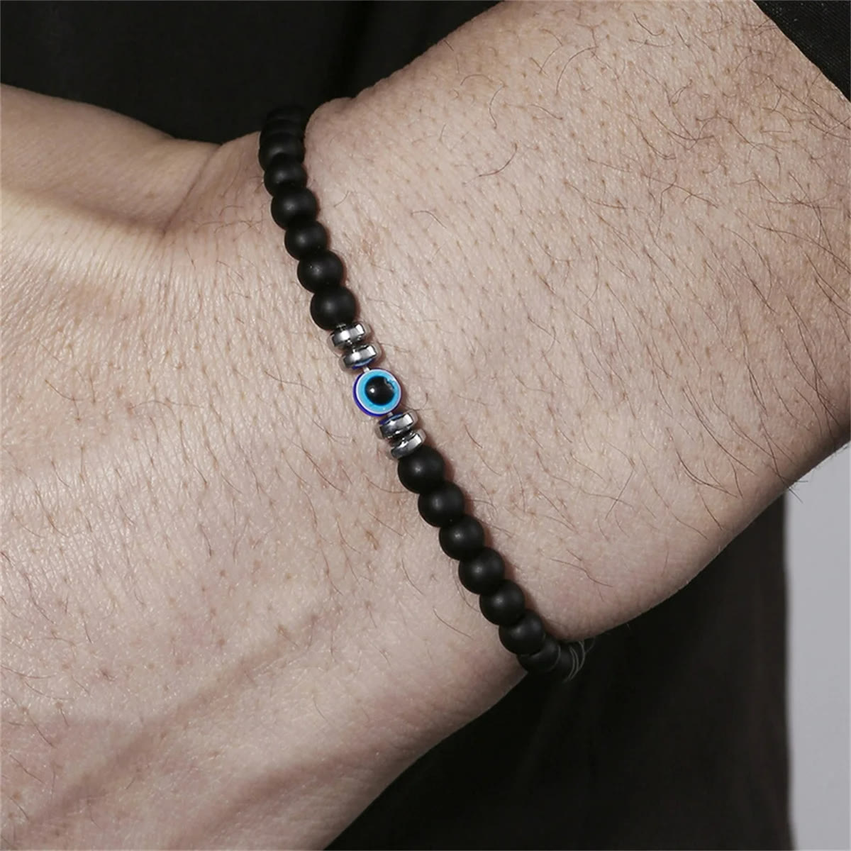 Schwarzes Perlenarmband mit blauem Akzent, Herrenmode, Schmuck, elegant, modern, Accessoire.