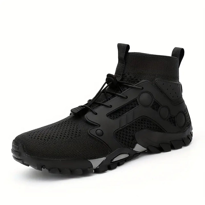 Schwarzer Herren-Sneaker, atmungsaktiv, rutschfest, sportlich, aus Mesh-Material.