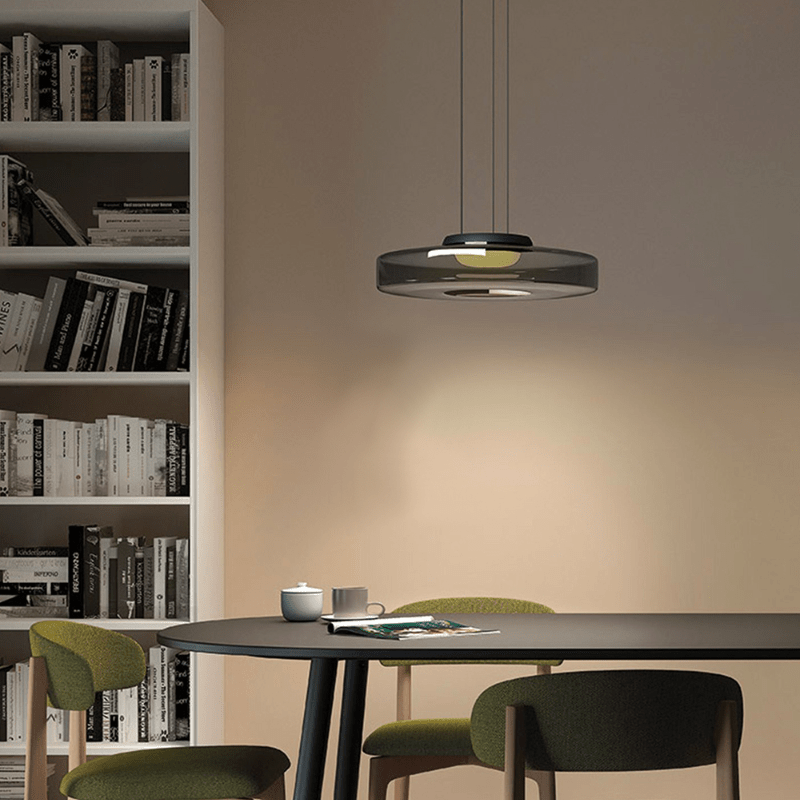 Moderne Hängelampe über Esstisch, schwarzes Glas, minimalistisches Design, Wohnzimmerbeleuchtung.