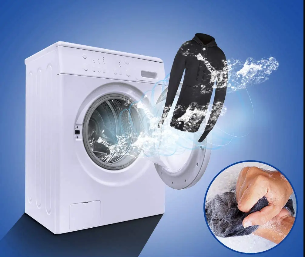 Waschmaschine mit schwarzem Pullover, Wasser spritzt, Handwäsche-Symbol, blauer Hintergrund.