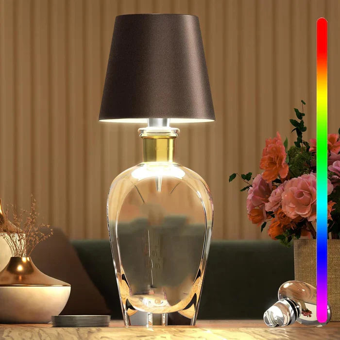 Klarglas-Tischlampe mit schwarzem Schirm, LED-Farbwechsel, moderne Wohnkultur, Blumenarrangement.