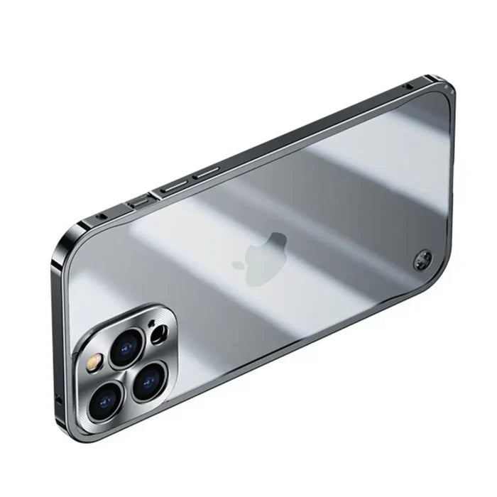 Silbernes Smartphone mit Dreifachkamera, modernes Design, Rückansicht, glänzende Oberfläche.