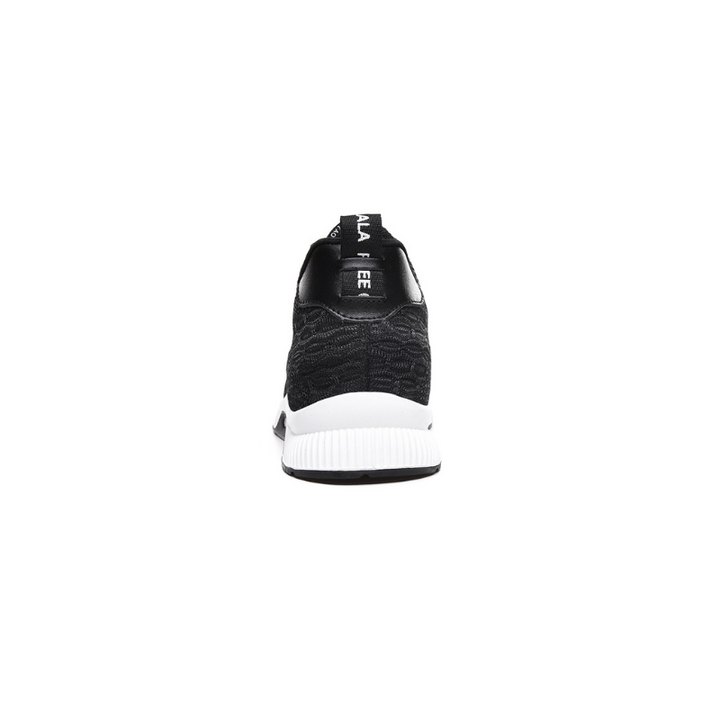 Schwarzer Sneaker, Rückansicht, weißer Sohle, atmungsaktives Material, sportlich, modern.