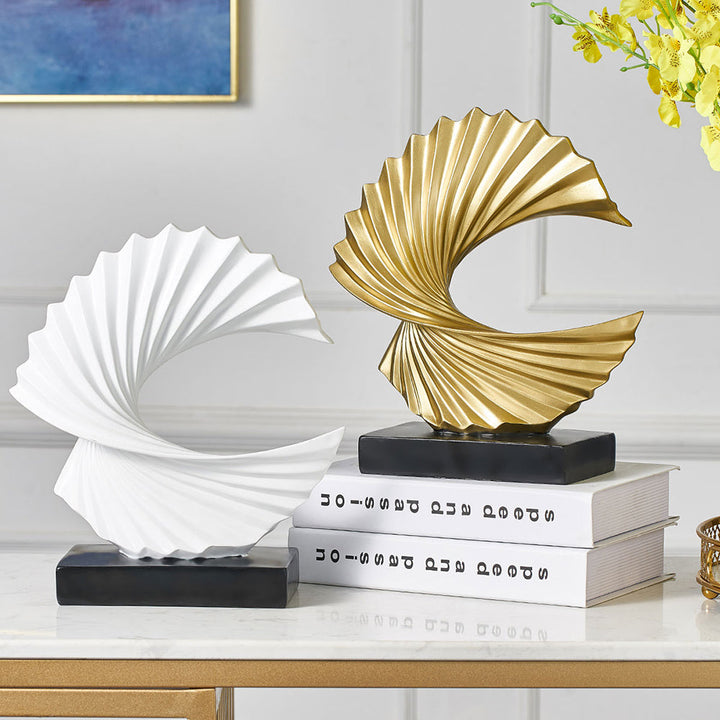 Weiße und goldene abstrakte Skulpturen auf Büchern, moderne Wohnkultur, Wohnzimmer-Dekoration.