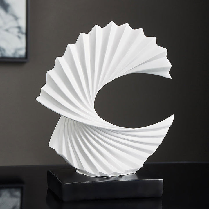 Weiße abstrakte Skulptur auf schwarzem Sockel, modernes Design, Wohnzimmerdekoration.