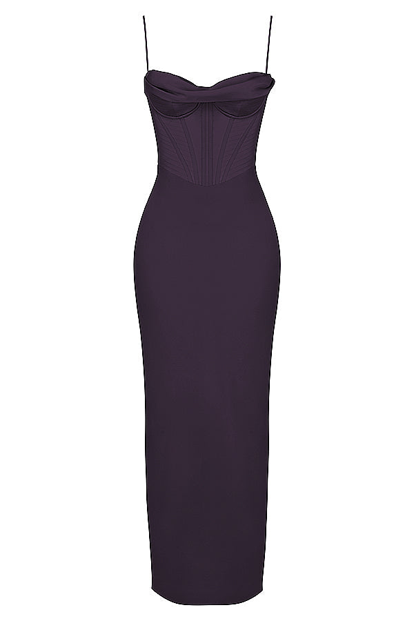 Langes schwarzes Abendkleid mit Spaghettiträgern, figurbetont, elegantes Design.