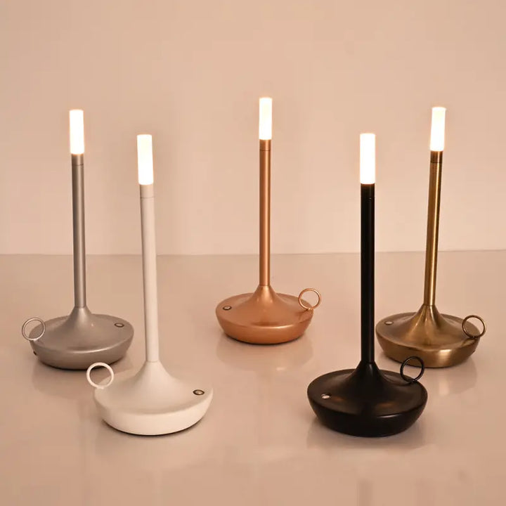 Fünf moderne LED-Tischlampen in verschiedenen Farben, minimalistisch, energiesparend.
