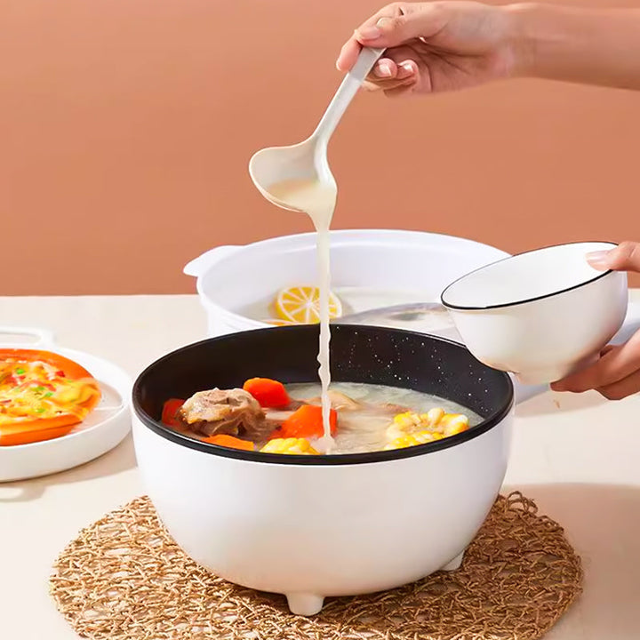 Weiße Suppenschüssel mit Gemüse, Fleisch und Brühe, Servierlöffel, Tischset, Essgeschirr.