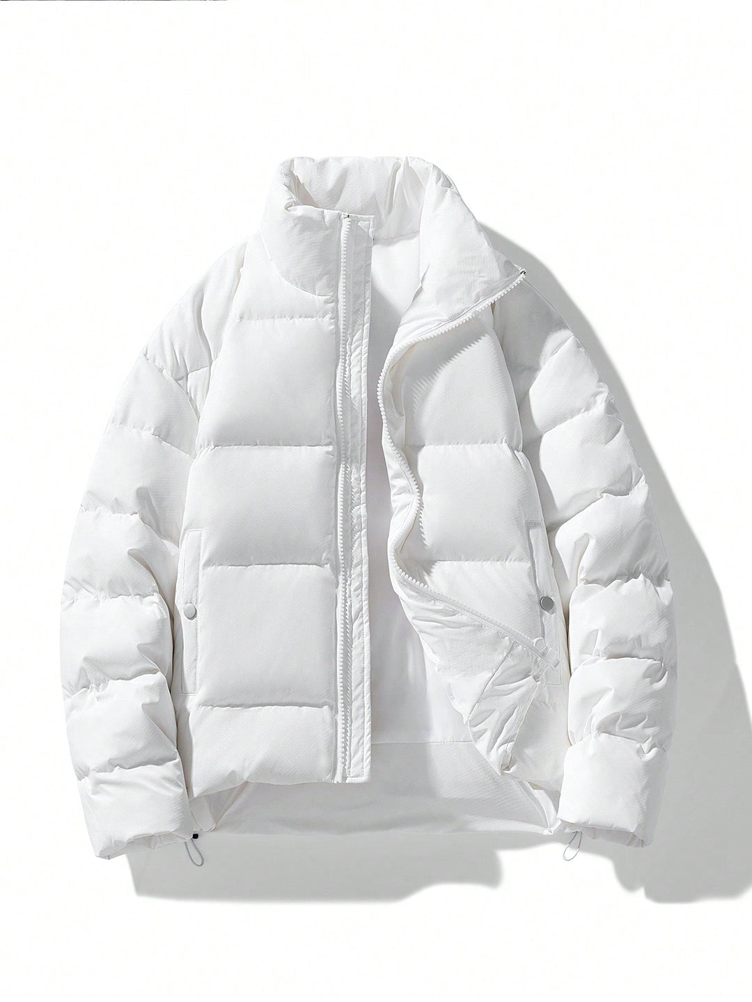 Weiße Daunenjacke, gesteppt, mit Reißverschluss, Wintermode, warm, isoliert, Unisex-Design.