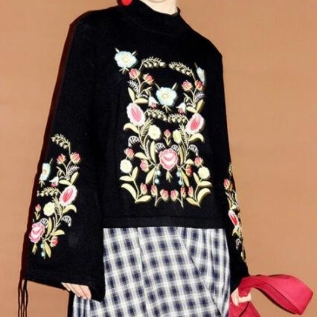 Schwarzer Pullover mit bunter Blumenstickerei, Damenmode, Herbstkollektion, modisch, elegant.