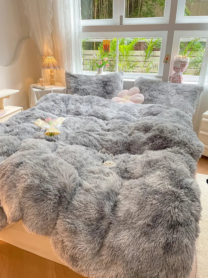 Graues, flauschiges Bettwäsche-Set aus Kunstfell in gemütlichem Schlafzimmer mit Dekokissen.