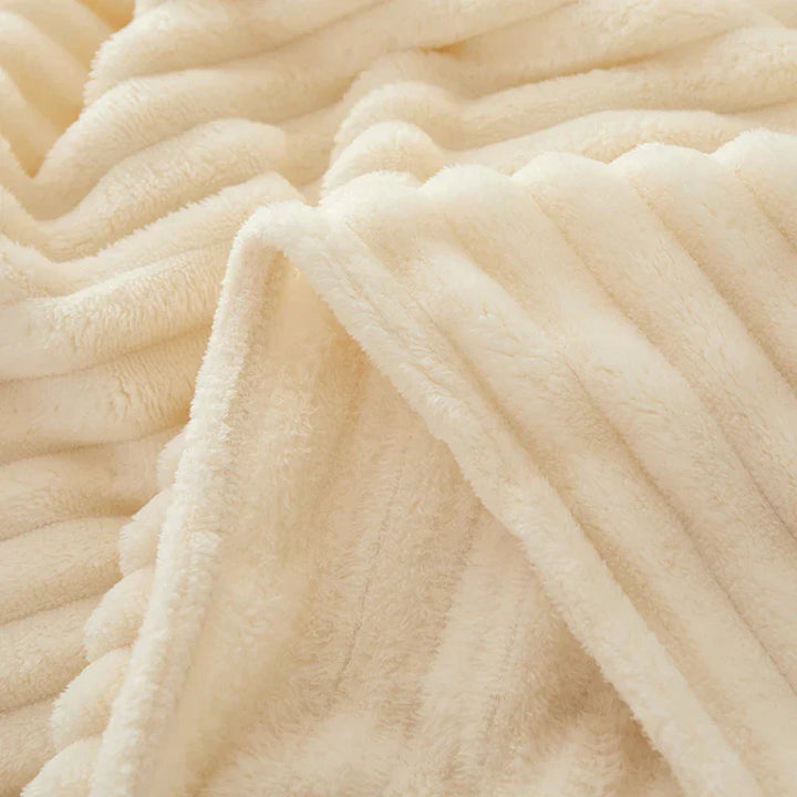 Weiche cremefarbene Fleecedecke, gestreift, gemütlich, warm, ideal für Sofa oder Bett.
