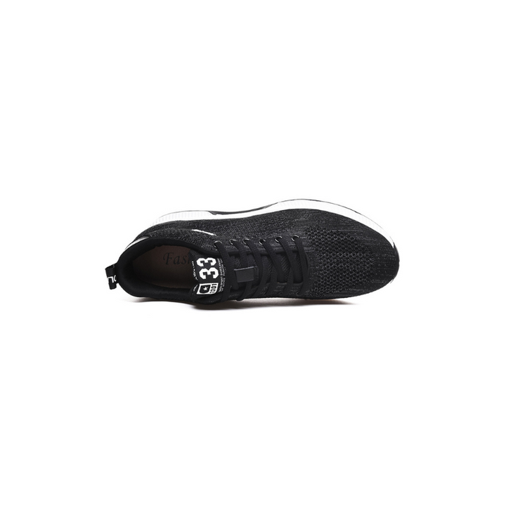 Schwarzer Sneaker, Strickmaterial, weiße Sohle, sportlich, bequem, Herrenmode, Laufschuh.