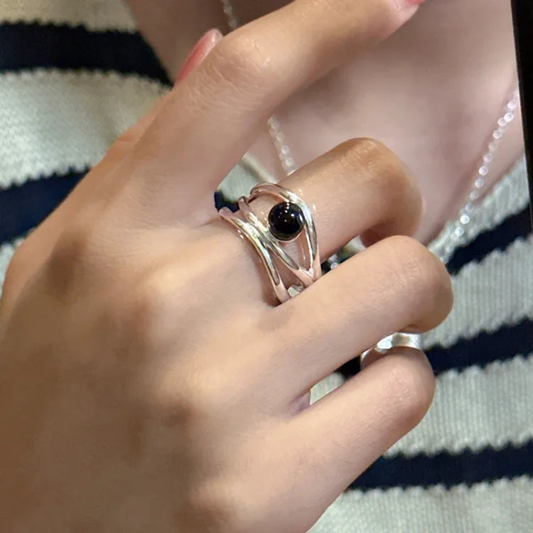 Silberring mit schwarzem Stein, elegantes Design, Damenmode, Schmuckaccessoire, Handdetail.