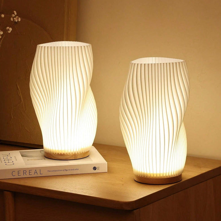 Zwei weiße, moderne Tischlampen aus Papier auf Holzuntergrund, leuchtend, dekorativ, Wohnzimmer.