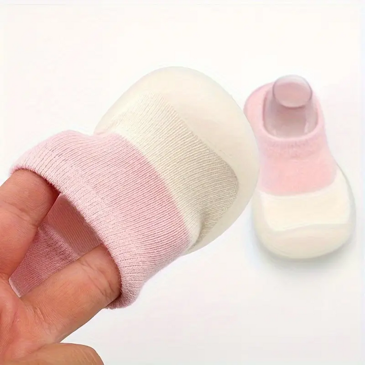 Rosa-weiße Babyschuhe aus Baumwolle, rutschfest, weich, ideal für Neugeborene.