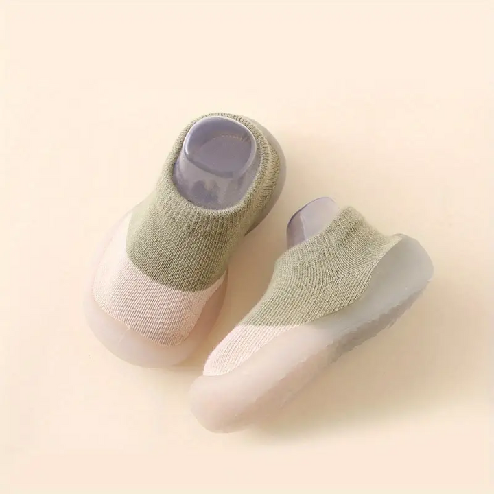 Grüne Baby-Socken mit rutschfester Sohle, weiches Material, ideal für Kleinkinder.