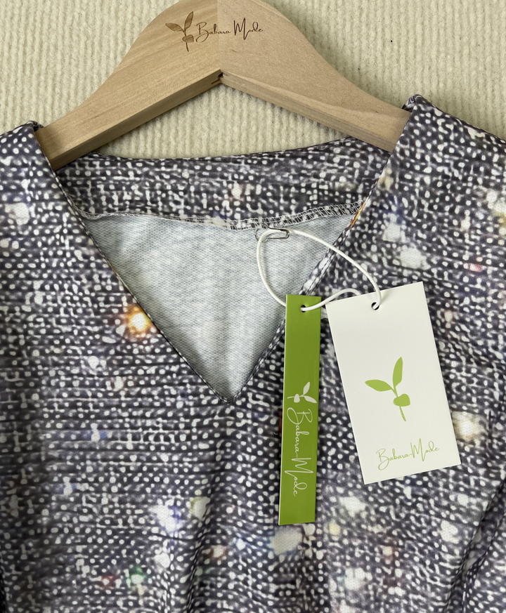 Damenkleid mit V-Ausschnitt, graues Muster, Baumwolle, Bügel mit Logo, Etikett, Barbara Malò.