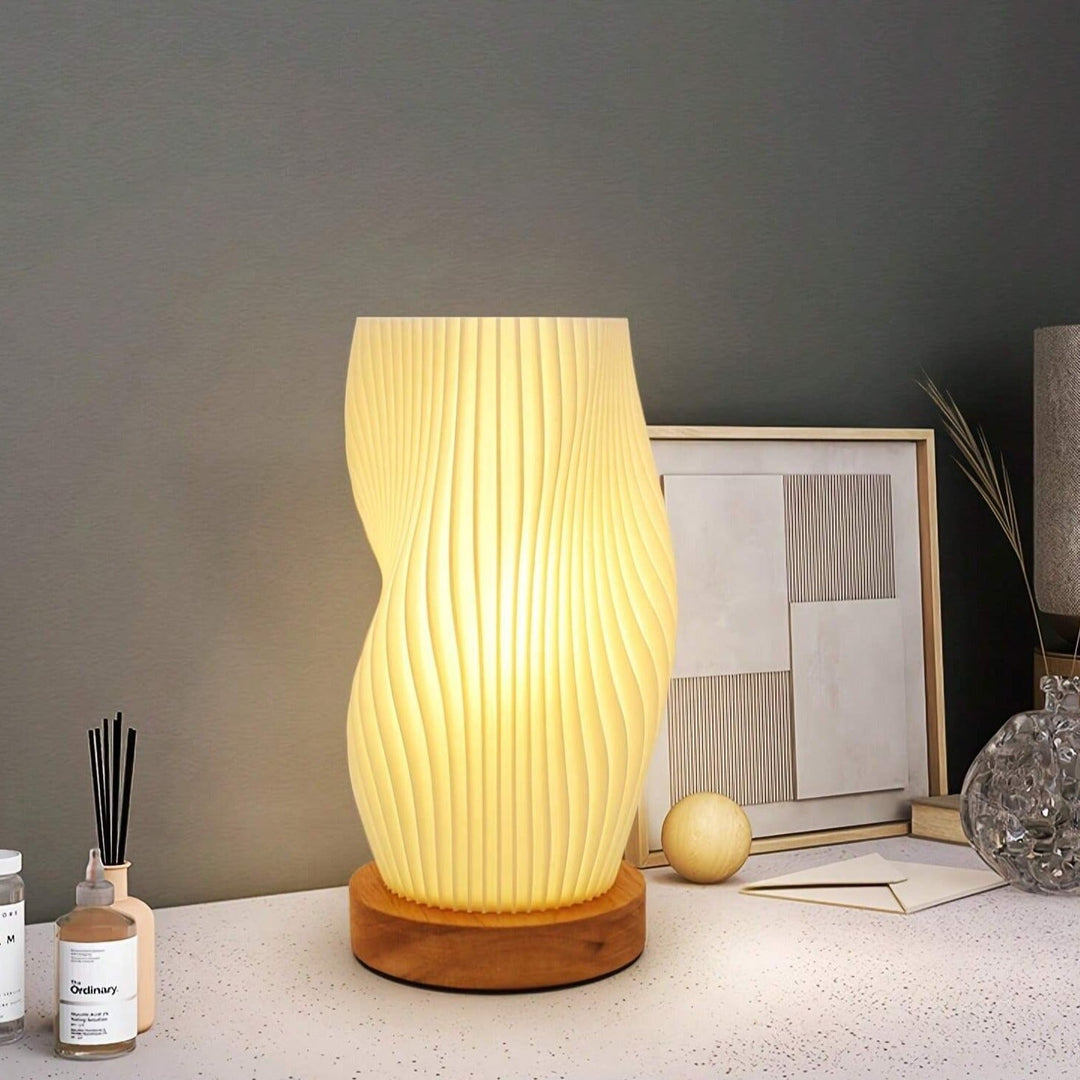 Moderne Tischlampe aus Holz mit wellenförmigem Design, warmes Licht, ideal für Wohnzimmer.