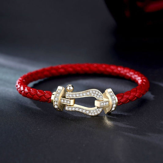Rotes Lederarmband mit goldener, diamantbesetzter Schließe, eleganter Schmuck für Damen.