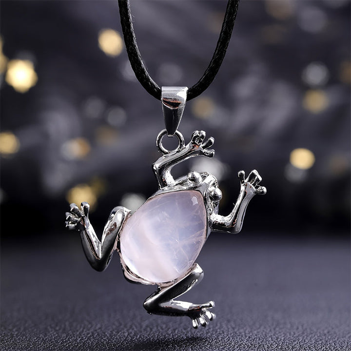 Silberner Frosch-Anhänger mit Rosenquarz, schwarzes Lederband, Schmuck für Damen.