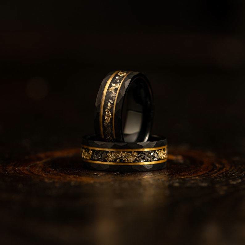 Schwarzer Wolframring mit goldenen Akzenten, Herrenring, Ehering, modisch, langlebig.