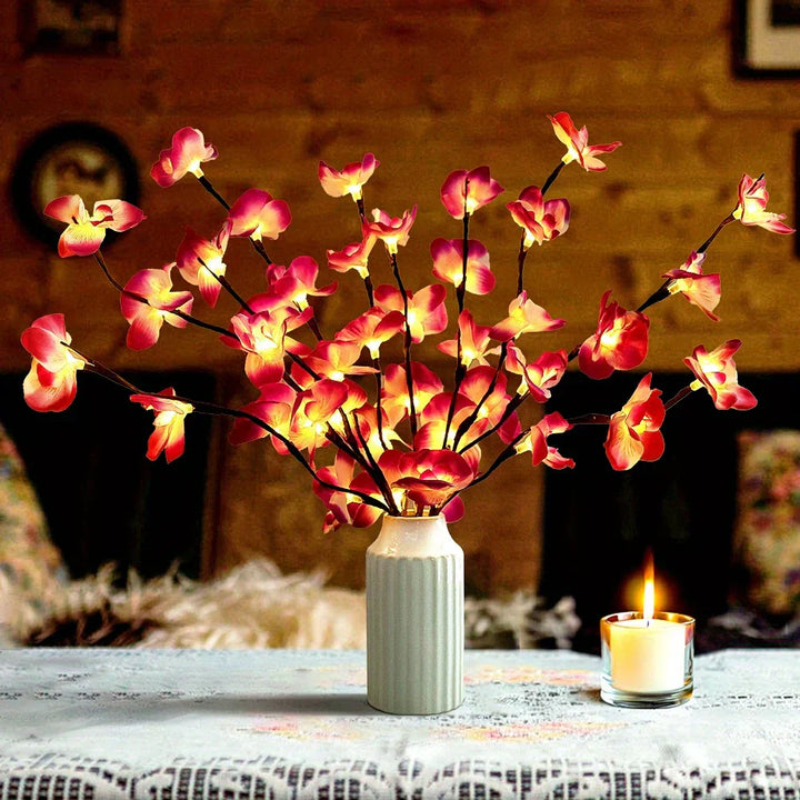 Künstliche Orchideenblüten in Vase, rot-gelb, dekorativ, Wohnzimmer, Tischdekoration, Kerze.