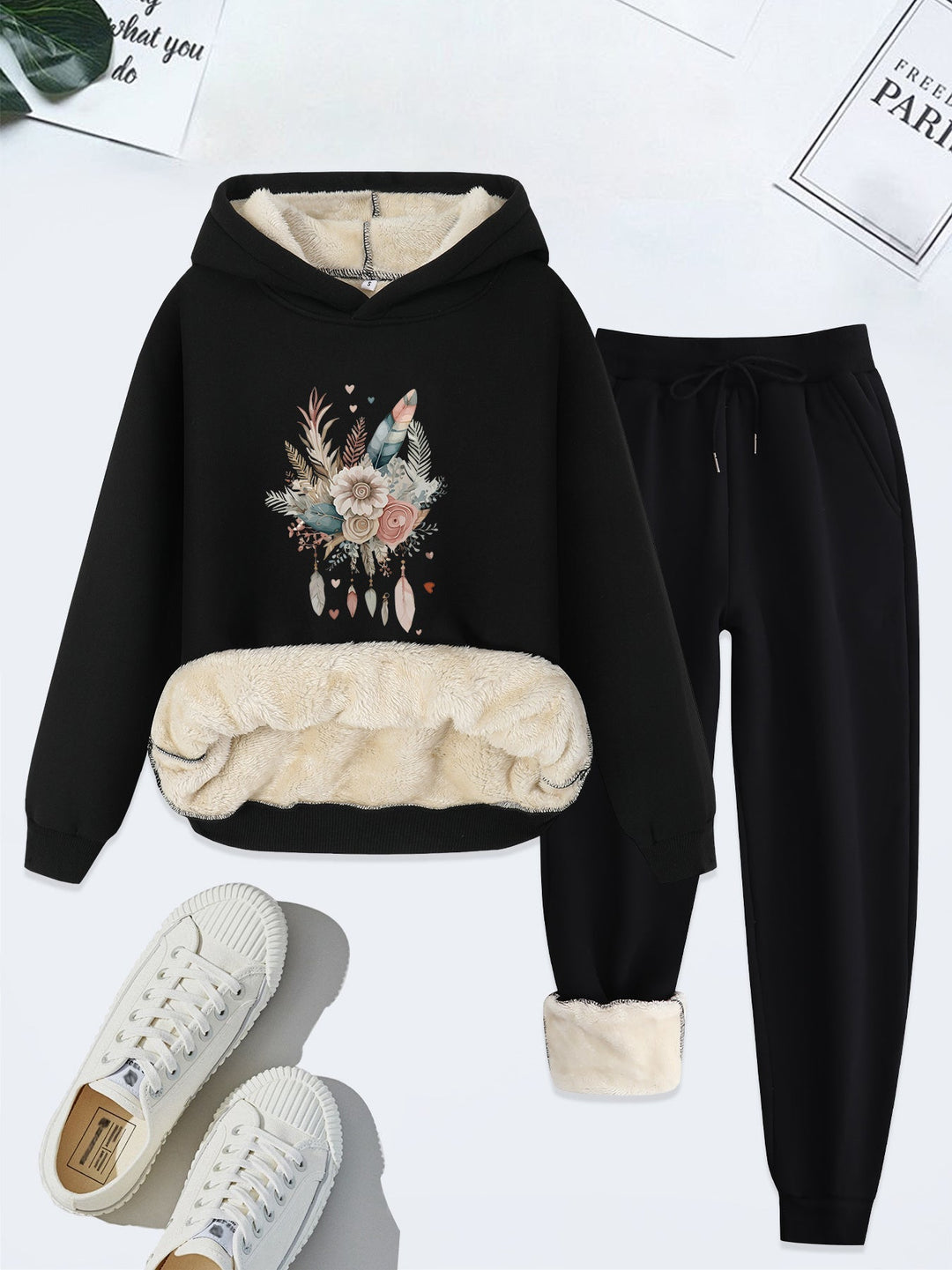 Schwarzer Damen-Hoodie mit Blumenmuster, Plüschfutter, Jogginghose, weiße Sneakers.