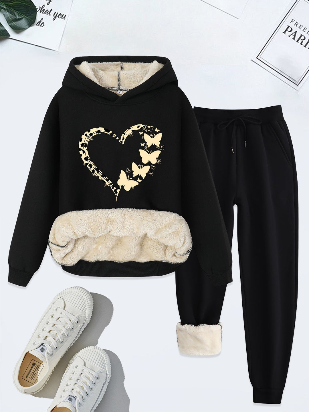 Schwarzer Damen-Hoodie mit Herz- und Schmetterlingsmotiv, Plüschfutter, passende Jogginghose.