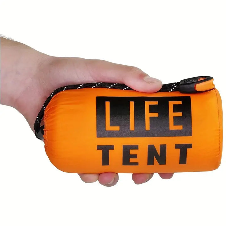 Orange Notfallzelt in Hand, kompakt, tragbar, für Outdoor-Abenteuer und Camping.