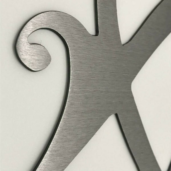Metallbuchstabe X, gebürsteter Edelstahl, dekorative Wandmontage, modernes Design.